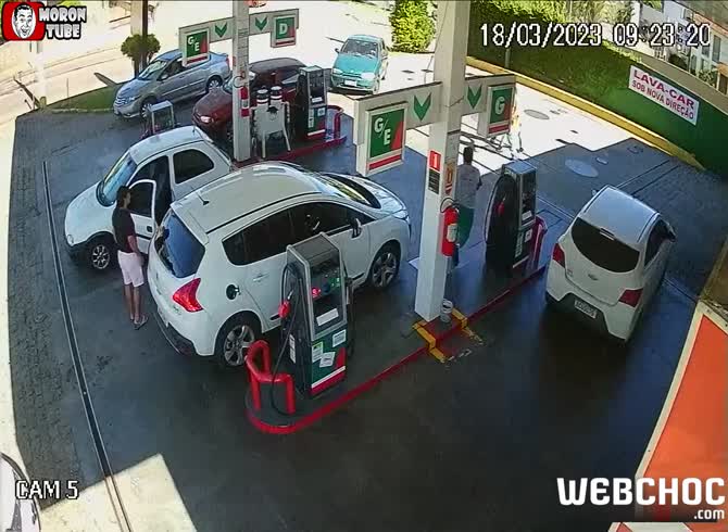 Video :A consumer is set on fire by a gas station employee (Warning - frightening)